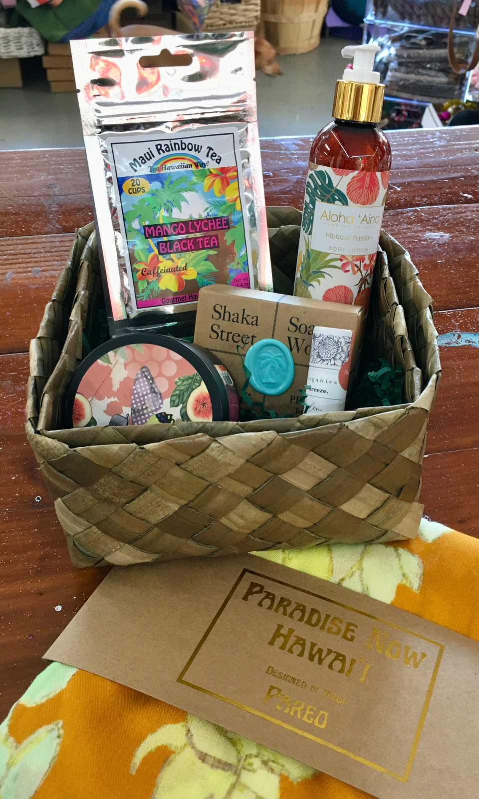 Gift basket with Pareo