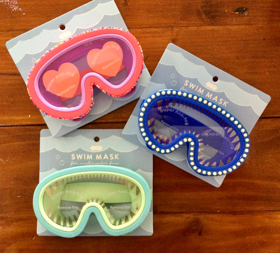 3 masks in package on table